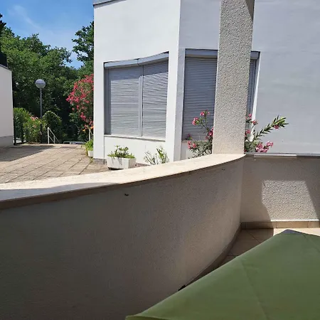Beachfront In Malinska-insel Krk 54413 アパート マリンスカ