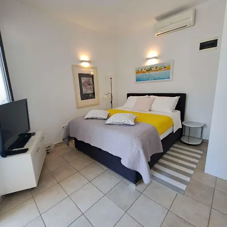 アパート Beachfront In Malinska-insel Krk 54413 マリンスカ