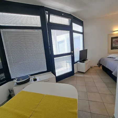 Beachfront In Malinska-insel Krk 54413 アパート マリンスカ
